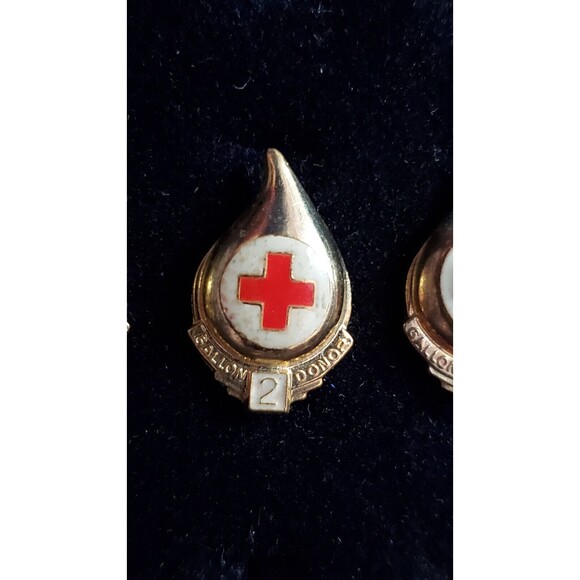 Vintage Red Cross Gold Tone & Red Teardrop 2 3 4 Gallon Blood Donor Pins Lot - Picture 5 of 9